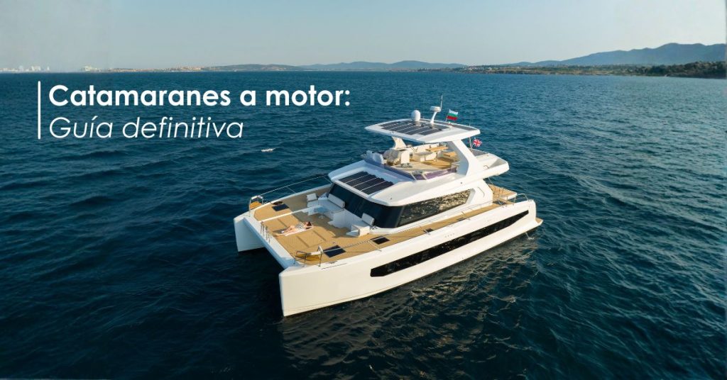 Catamarán a motor de lujo Omaya Yachts navegando en el Caribe mexicano, mostrando estabilidad y amplios espacios exteriores.
