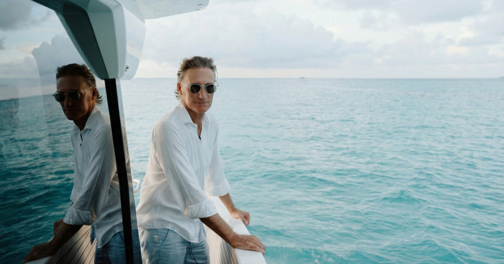 Roberto Camino, fundador de Camino al Mare, supervisando operaciones náuticas en costas mexicanas. Experto en yates de lujo y distribución de Galeon y Sirena Yachts.