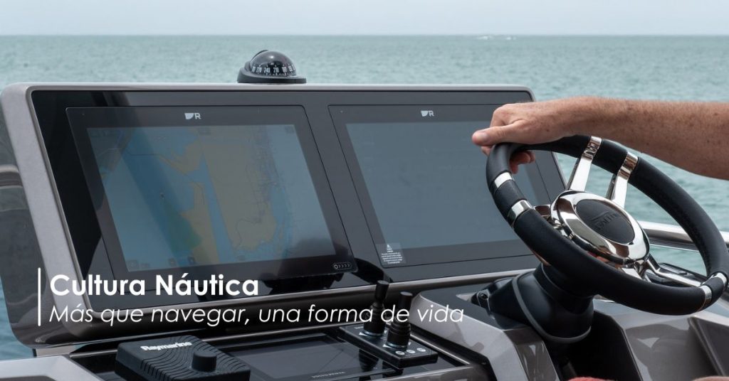 Timonel maniobrando una embarcación en el mar, representando la disciplina y los valores de la cultura náutica moderna.