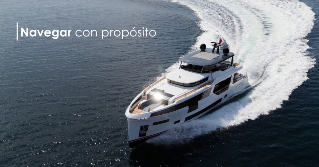 Yate de lujo navegando en alta mar al atardecer representando los valores de libertad y precisión de Camino al Mare.