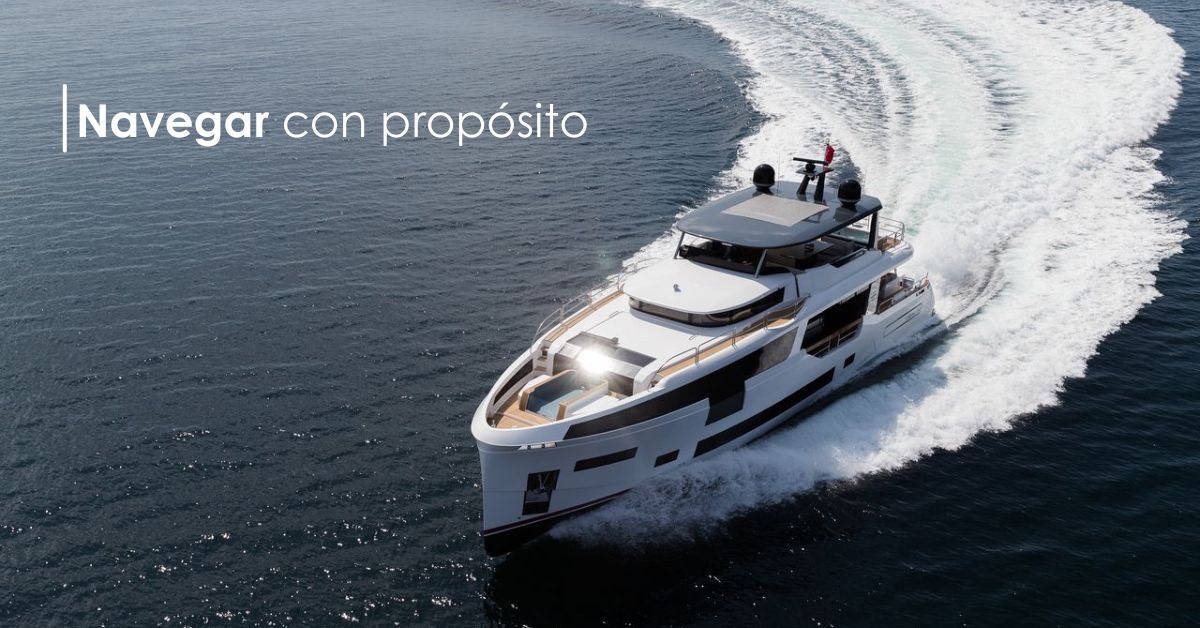 Yate de lujo navegando en alta mar al atardecer representando los valores de libertad y precisión de Camino al Mare.