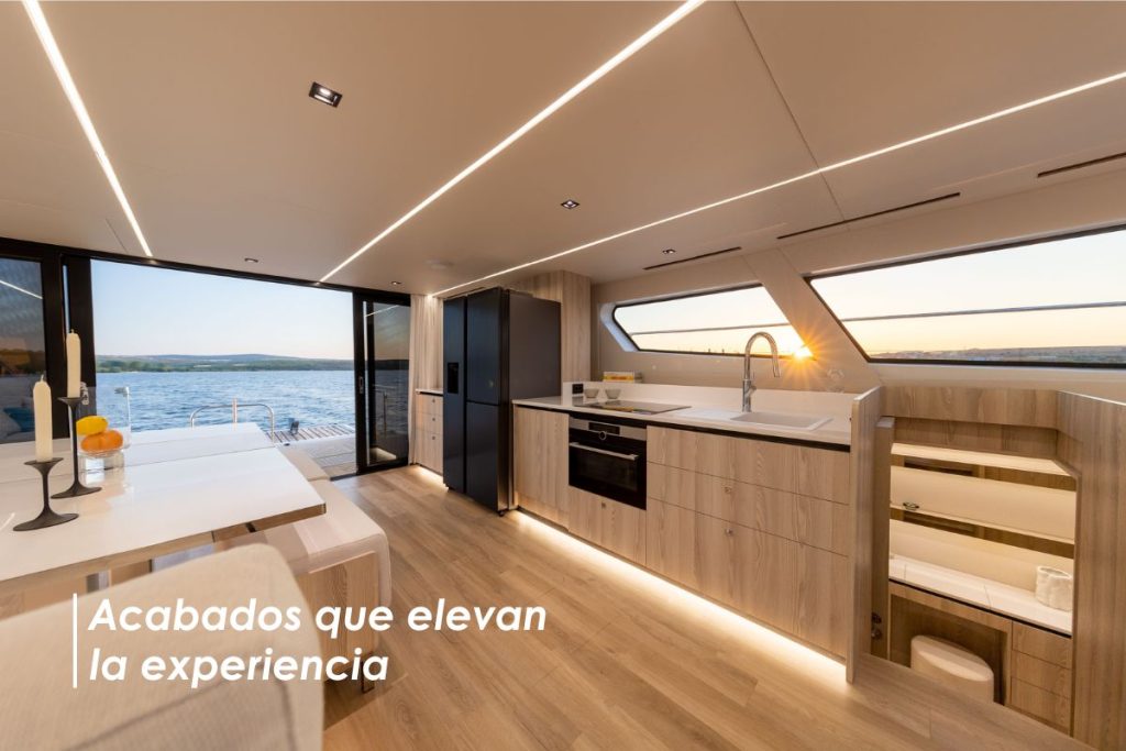 Diseño interior y acabados de lujo en los catamaranes Omaya Yachts.