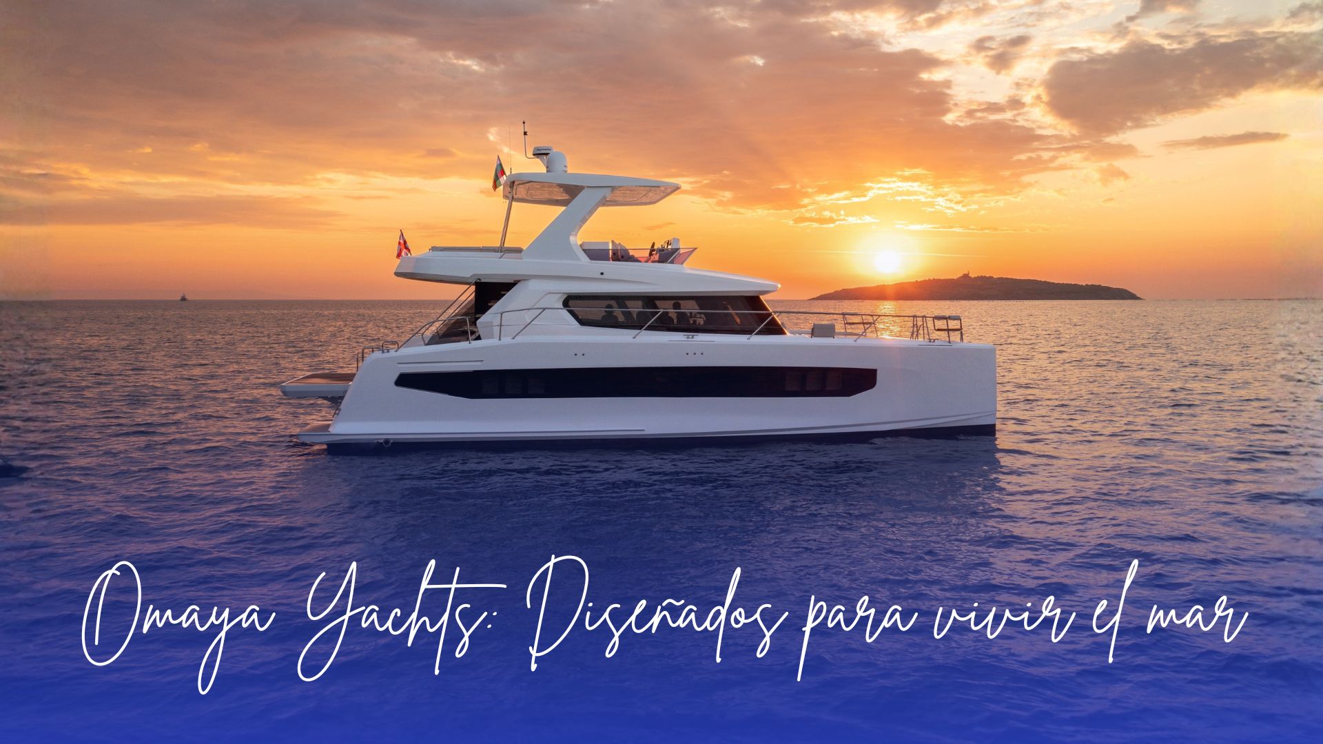 Catamarán de lujo Omaya Yachts navegando con estabilidad y diseño funcional.
