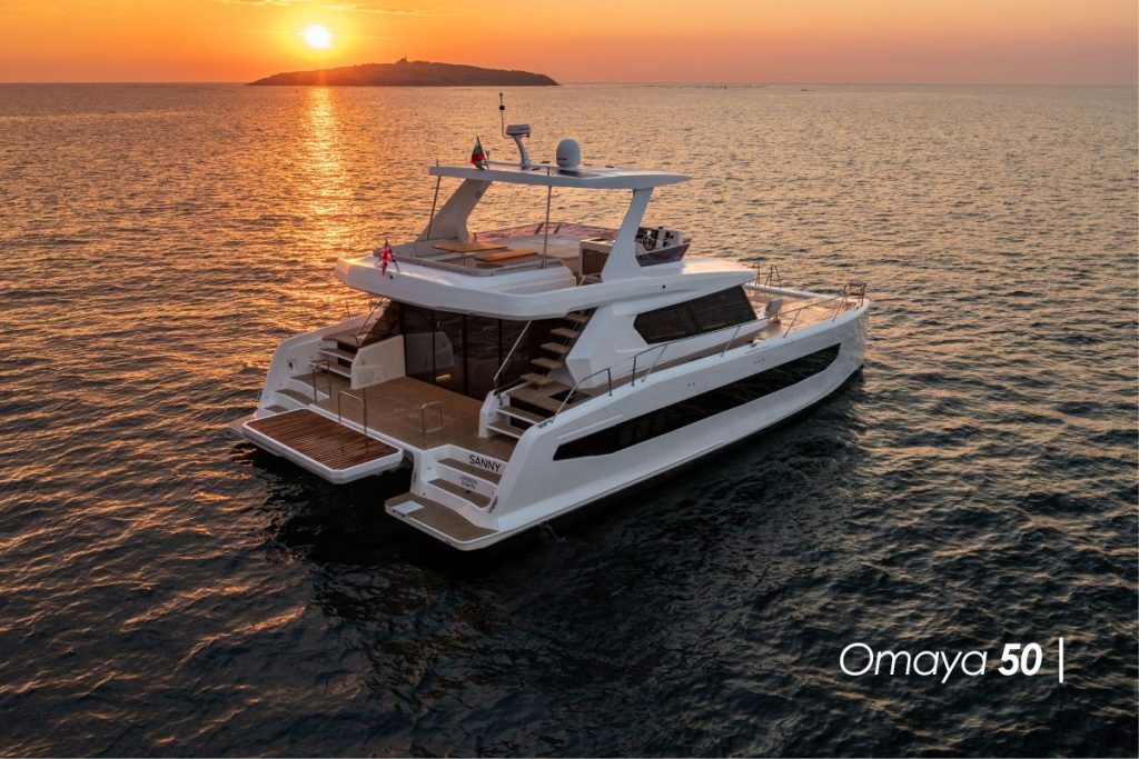 Catamarán de lujo Omaya Yachts con diseño funcional y máxima estabilidad.