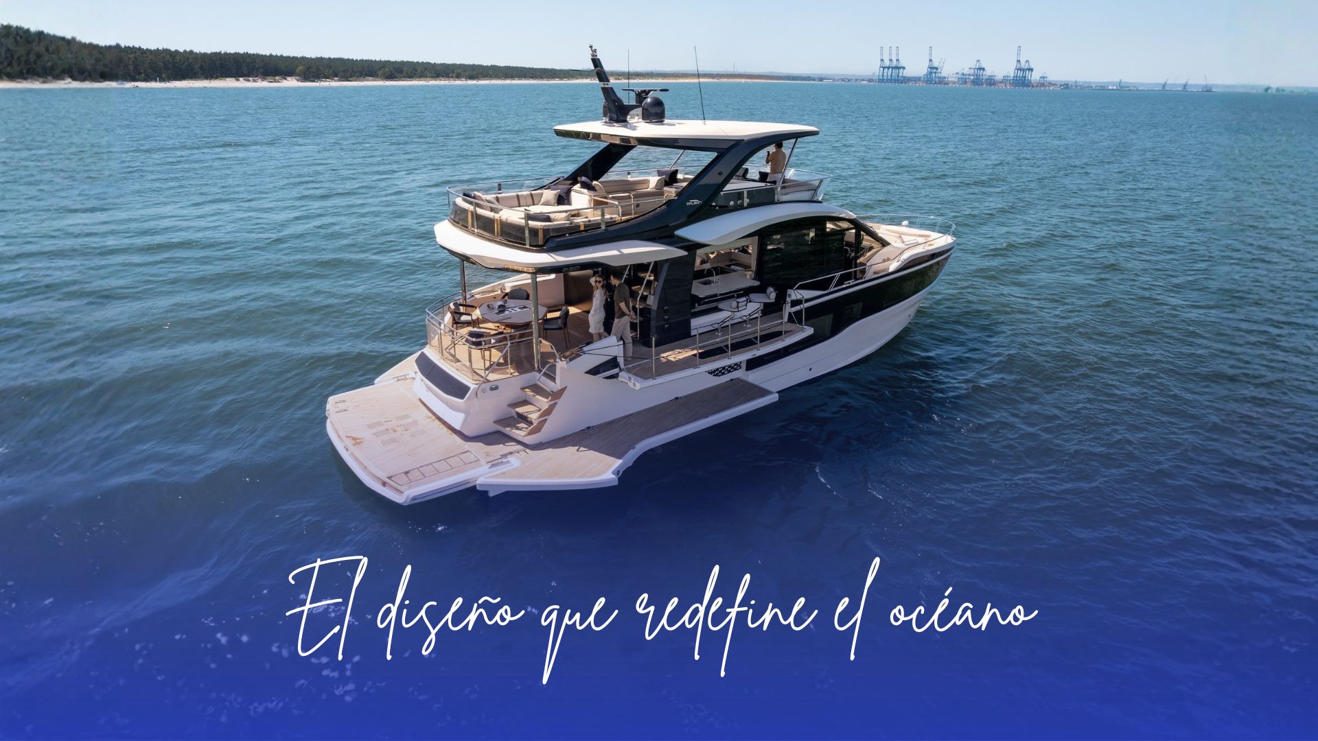 Yate Galeon con su innovador Beach Mode desplegado, mostrando la evolución del diseño en embarcaciones de lujo.