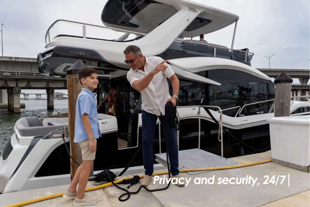 Detail of a secure mooring for a luxury yacht in a Mexican marina, highlighting safety and privacy.
