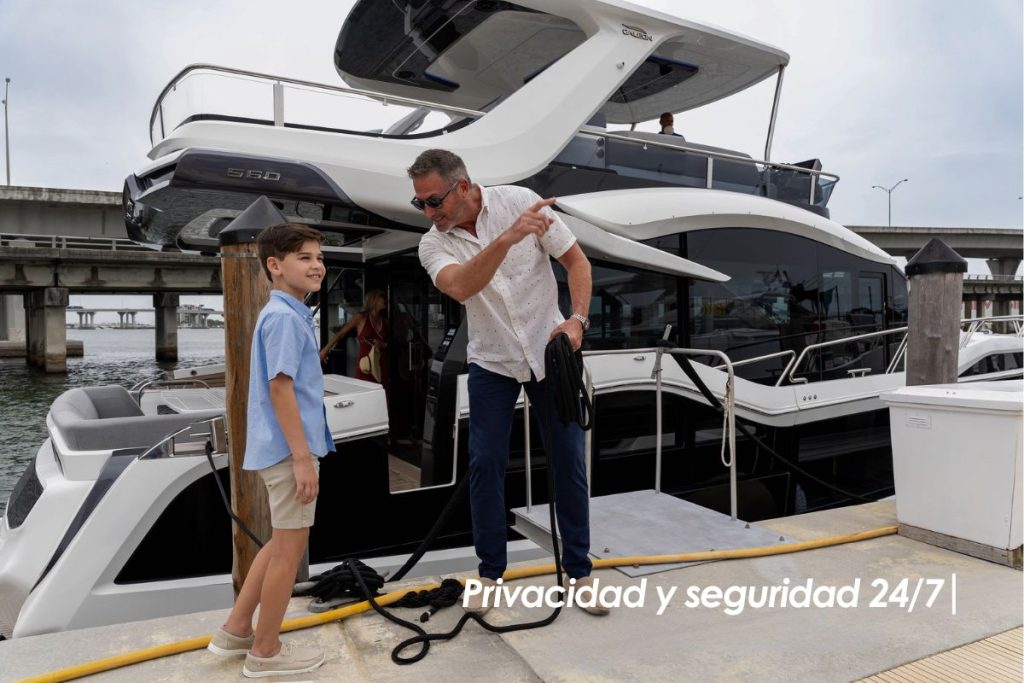 Detalle de amarre seguro de un yate de lujo en una marina en México, destacando la seguridad y privacidad.