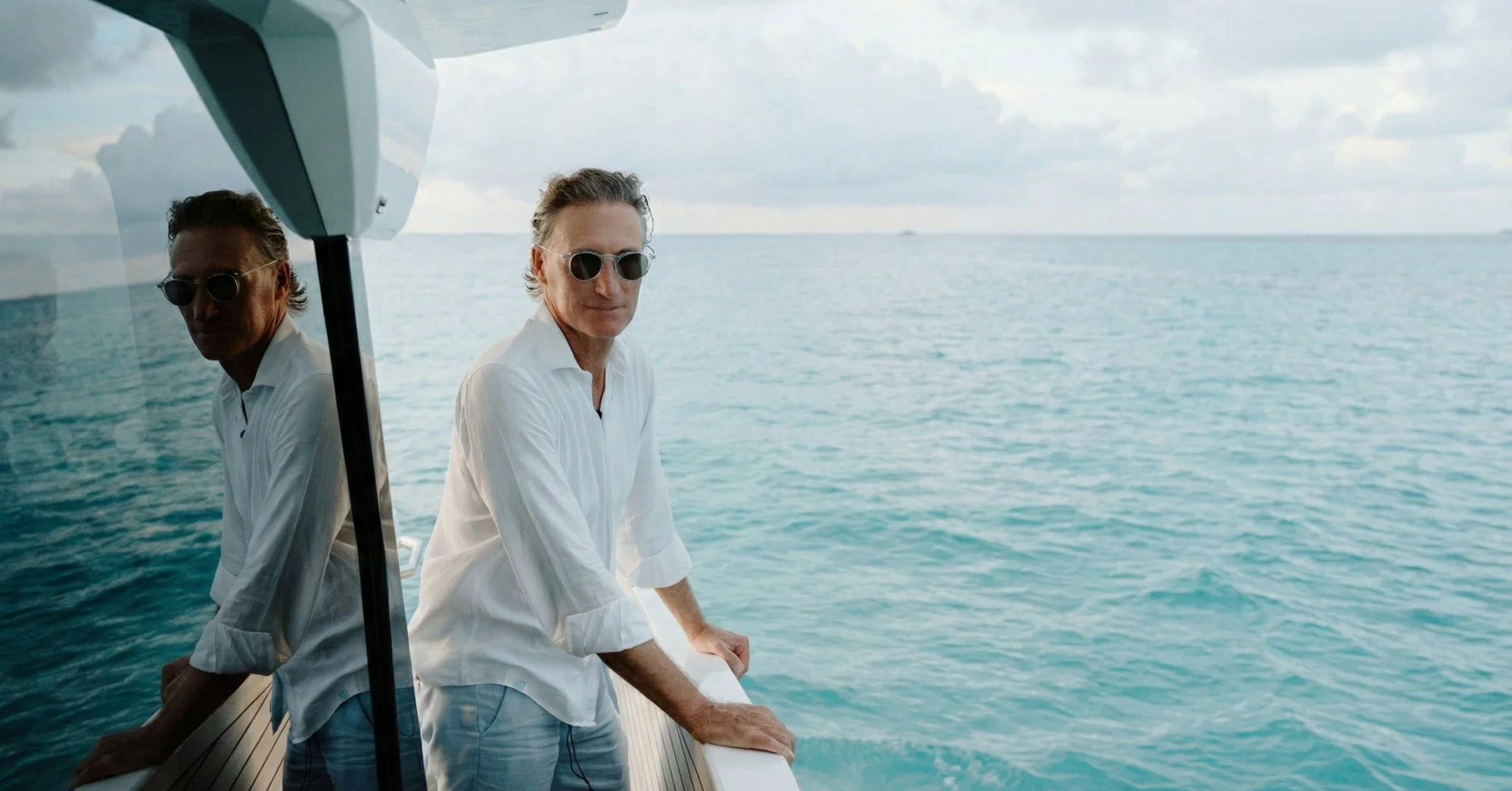 Roberto Camino, fundador de Camino al Mare, supervisando operaciones náuticas en costas mexicanas. Experto en yates de lujo y distribución de Galeon y Sirena Yachts.